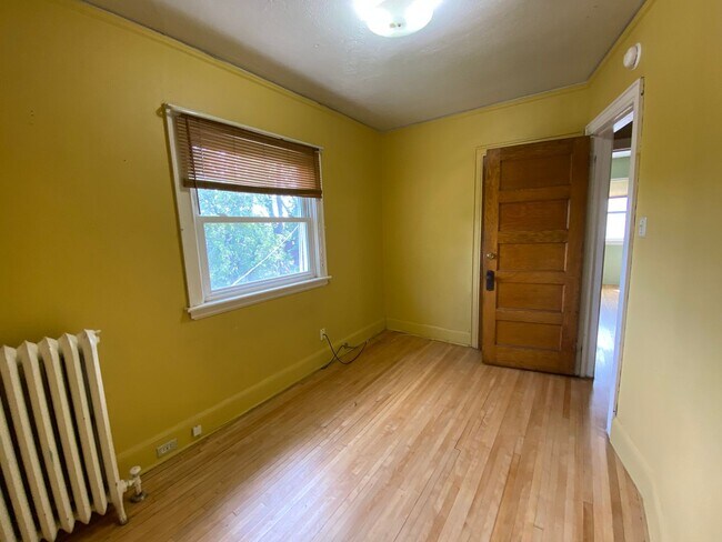 Building Photo - 908 E 4th St