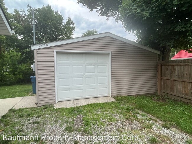 Building Photo - 3 br, 1 bath House - 828 Courtney Drive