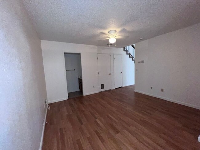 Building Photo - Freshly painted Pocket home close to schools and shopping.