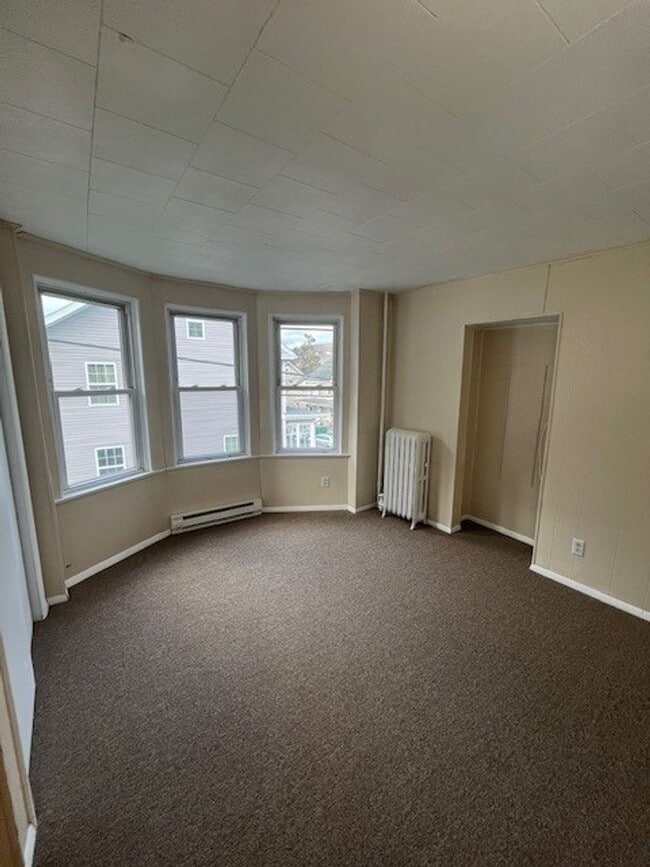 Building Photo - 4 bedroom 2 bathroom