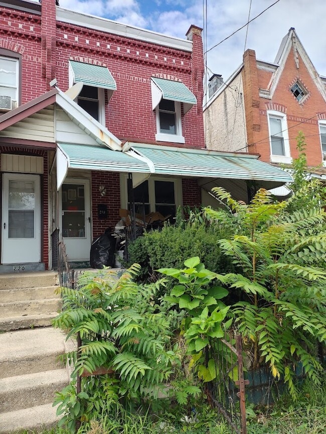 Building Photo - 218 W 5th St