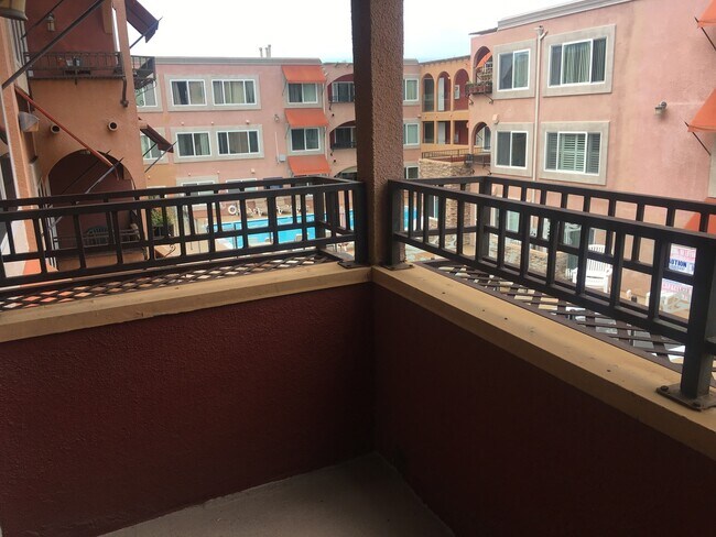 Building Photo - 1 Bedroom Condo in North Pacific Beach!