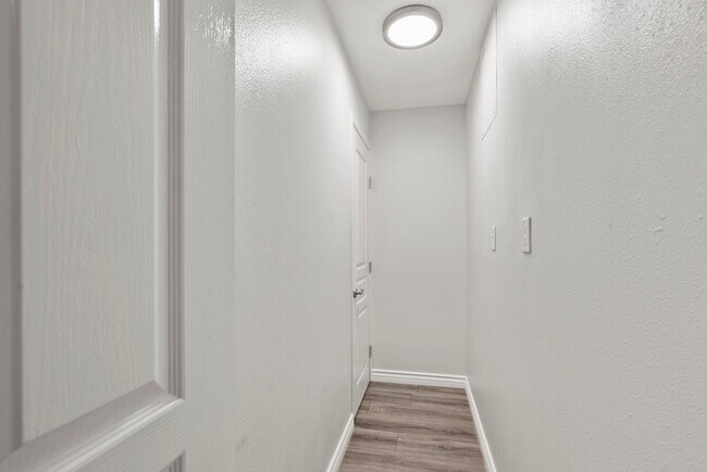 Building Photo - 300 W Beech St