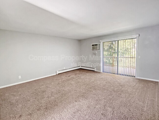 Building Photo - 136 N Lake St