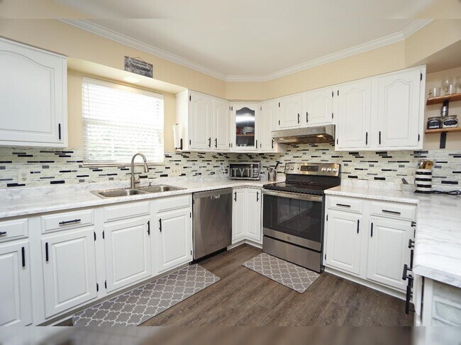 Building Photo - 6275 Hummingbird Dr
