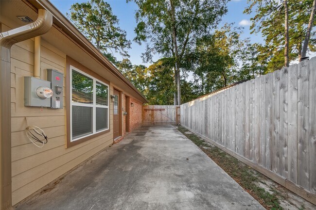 Building Photo - 2103 Woodway Dr