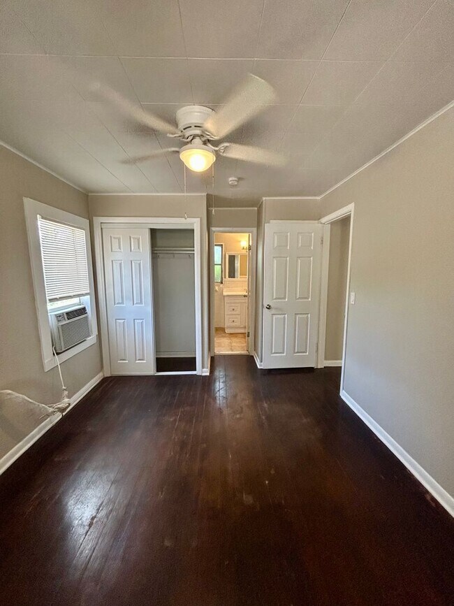 Building Photo - Two bedroom 1 bath home - 12th month free