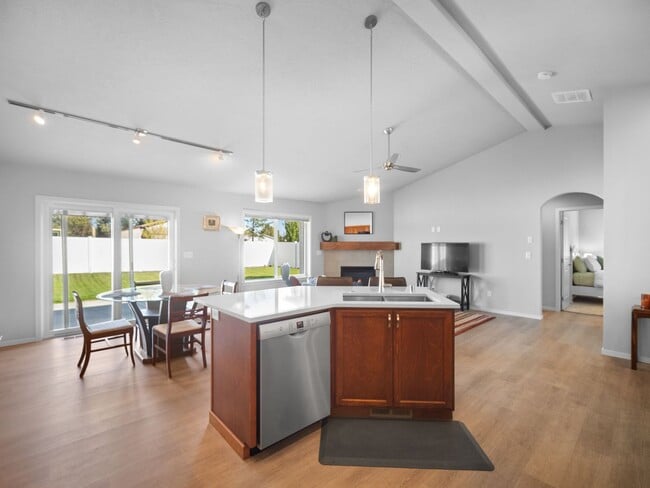 Building Photo - 3 bedroom/2 bathroom home in Spokane Valley