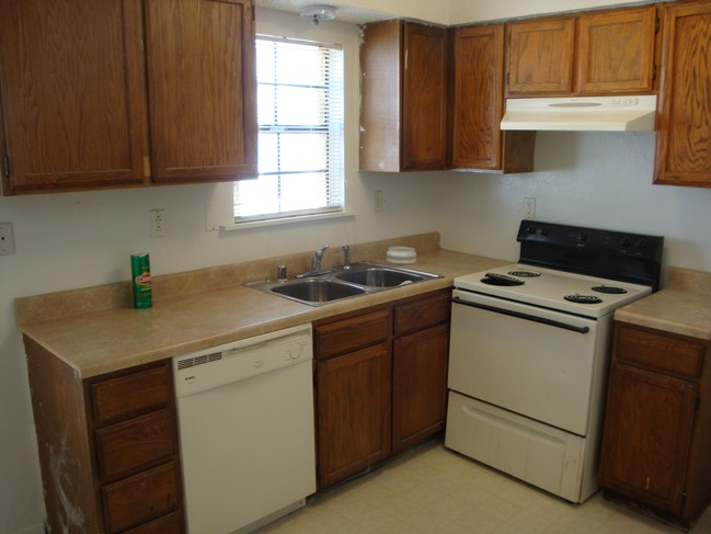 Kitchen - Hillsboro Oaks Apartments