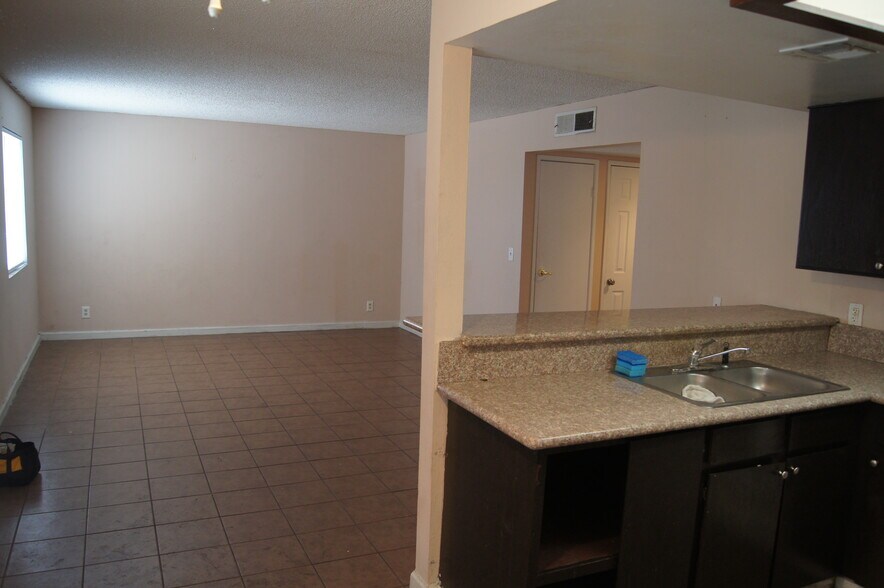 Building Photo - 2304 Saturn Ave