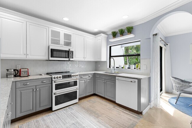 Building Photo - 11397 Pond View Dr