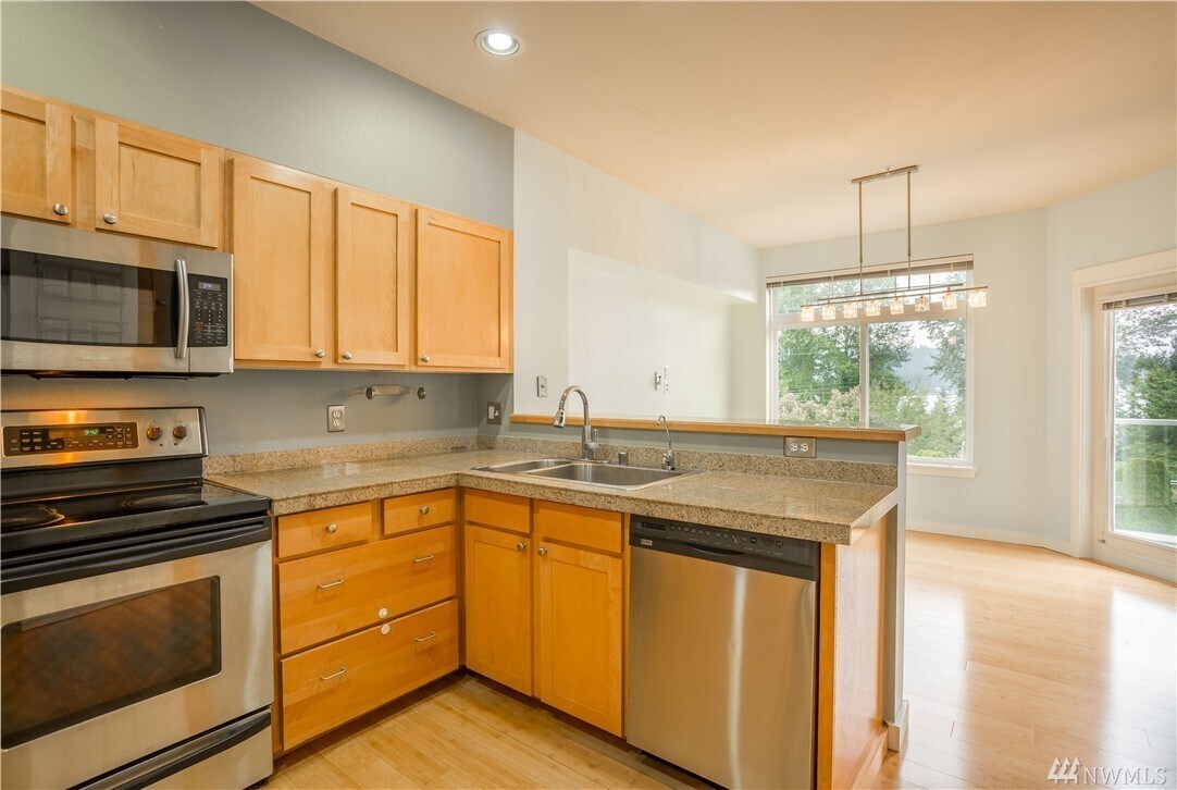 Building Photo - 3500 E Lake Sammamish Pky SE