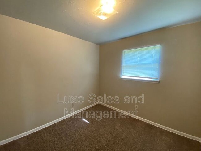 Building Photo - 406 W Douglas Dr