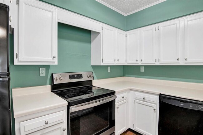 Building Photo - 5900 Grelot Rd