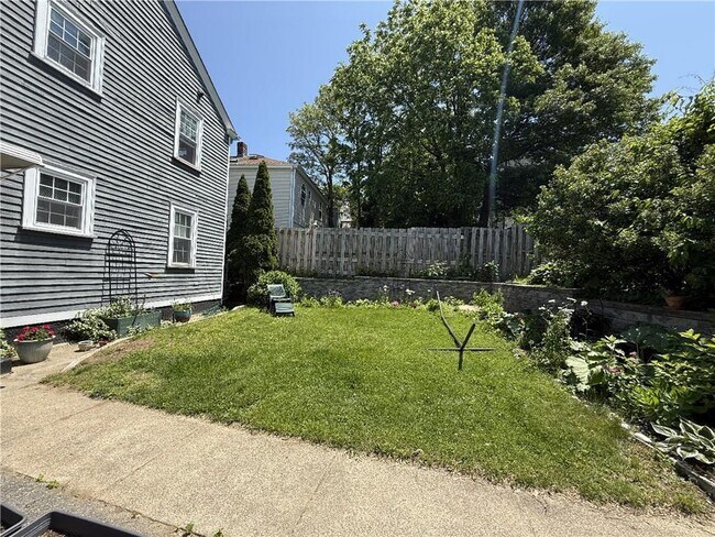 Building Photo - 45 Rochambeau Ave