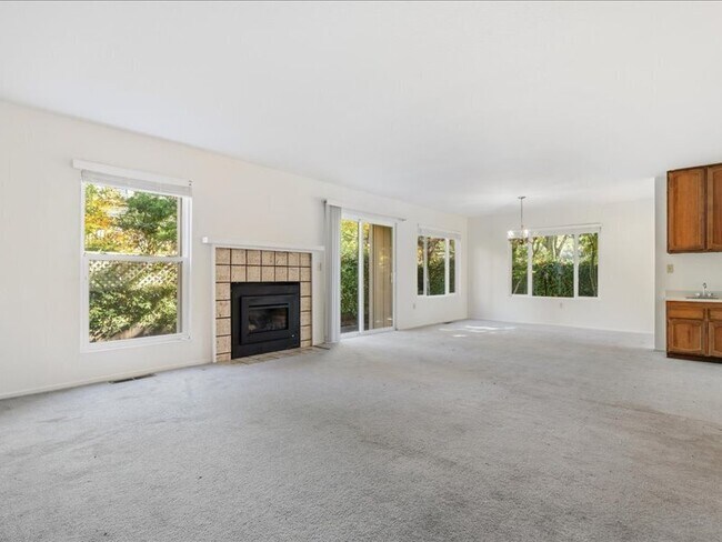 Building Photo - 1304 Foothill Dr