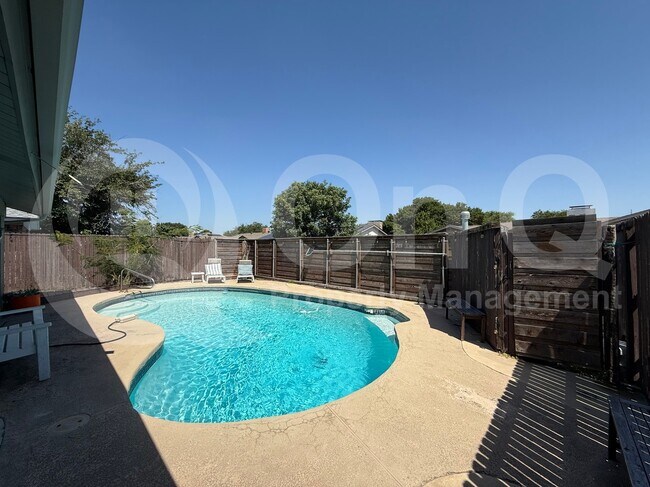 Building Photo - 2131 Blossom Ln