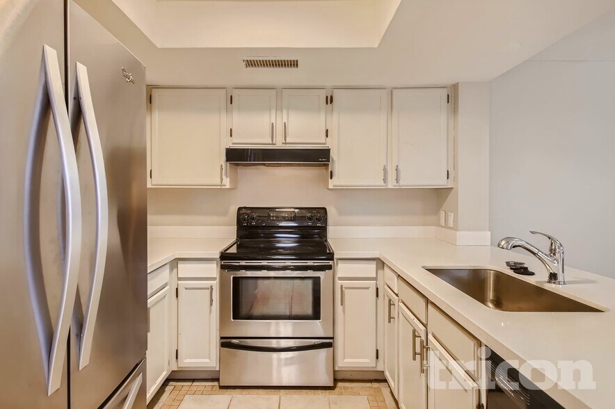 Building Photo - 2455 E Broadway Rd