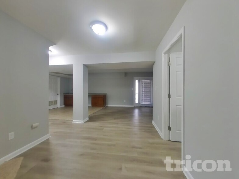 Building Photo - 1614 Thomas Rd