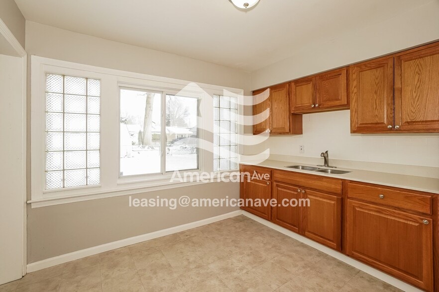 Building Photo - 321 Rexford St