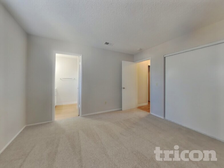 Building Photo - 1213 Essex Dr