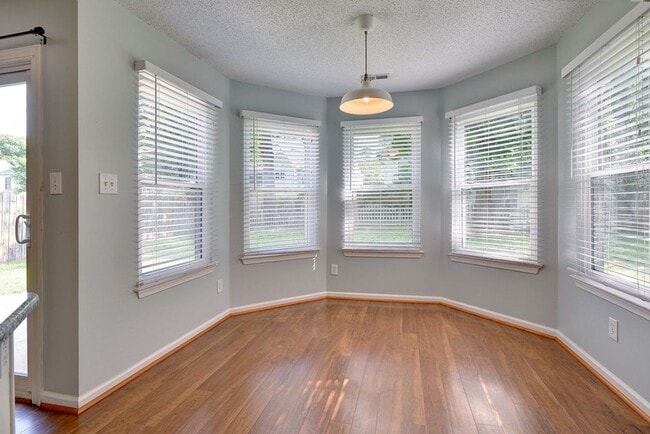 Building Photo - Well Maintained Coventry Home