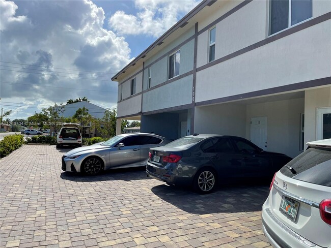 Building Photo - 100 NW 6th St  1 Hallandale Beach Fl 33009