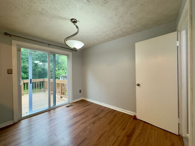Building Photo - A Spacious 3-Bedroom / 2-Bathroom Apartmen...