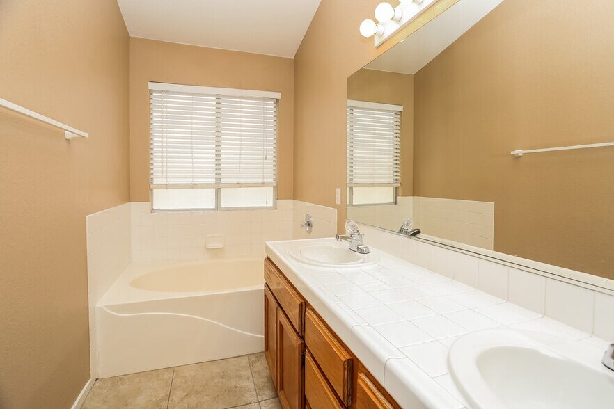 Building Photo - 607 Park Landing Ct