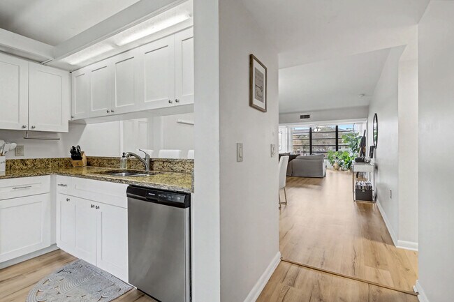 Building Photo - 1518 Whitehall Dr