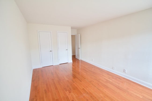 Building Photo - 200 W Kingsbridge Rd