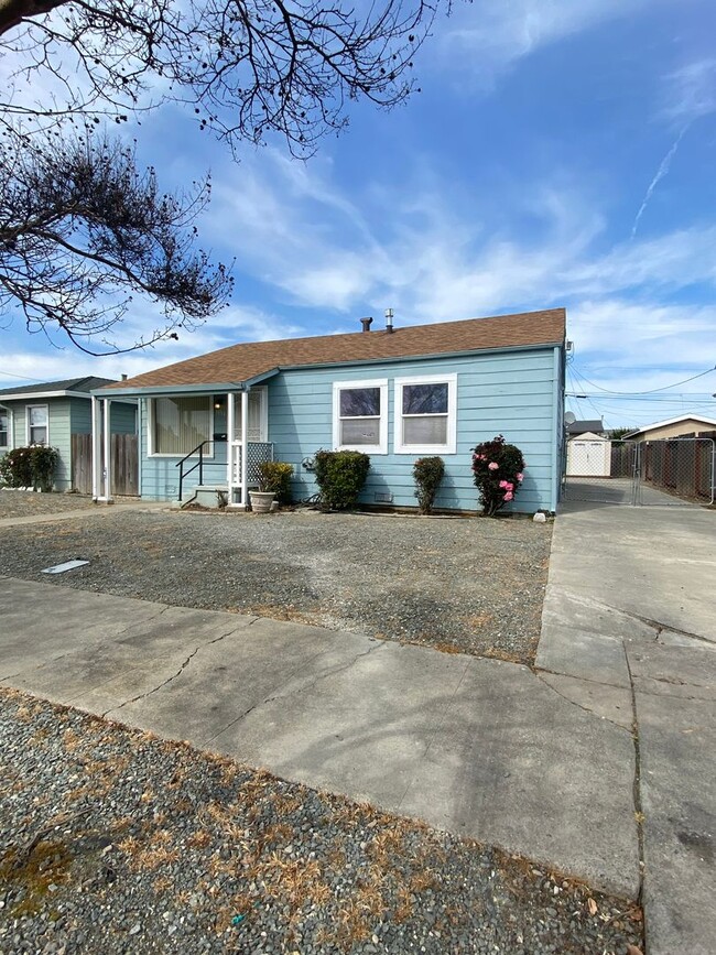 Building Photo - Coming SOON - Cute 3 Bed/ 1.5 Bath w/ Bonu...