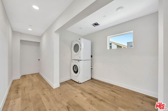 Building Photo - 1584 W 37th St