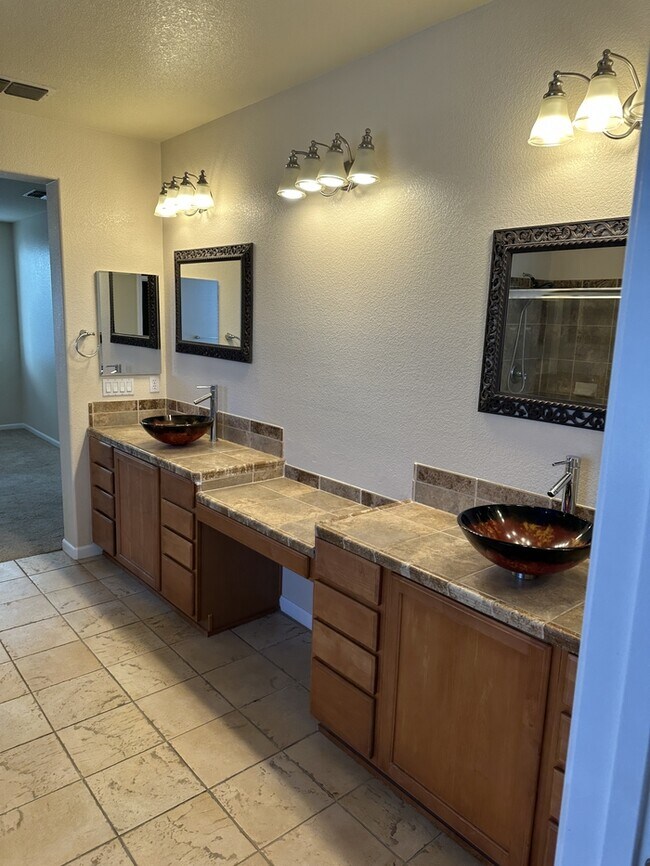 Building Photo - Lathrop 5 Bedroom 3 Bathroom Home
