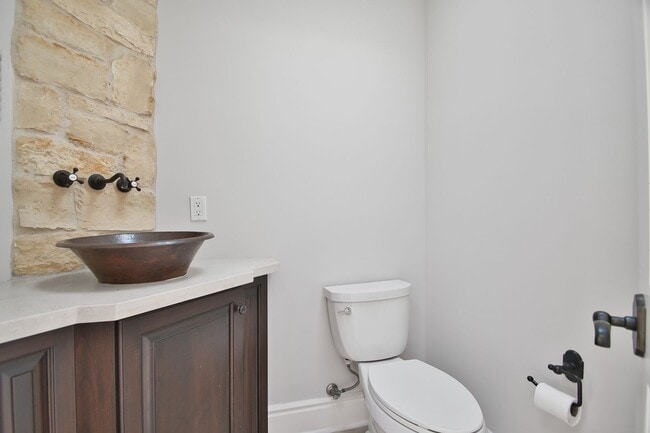 Building Photo - 3 Bed 3.5 Bath Town Home For Lease - Walk to Beach