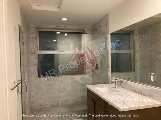 Building Photo - Beautiful Studio near Melrose - This is the Place to be.