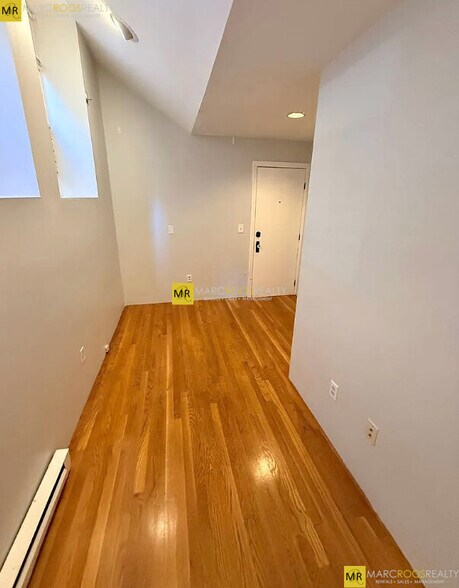 Building Photo - 460 Park Dr