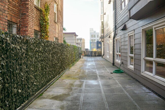 Building Photo - Spacious and Modern Ground Floor 2 bed 2 b...