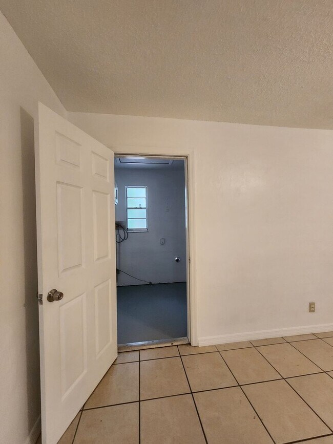 Building Photo - 4 Bedroom Single Family Home