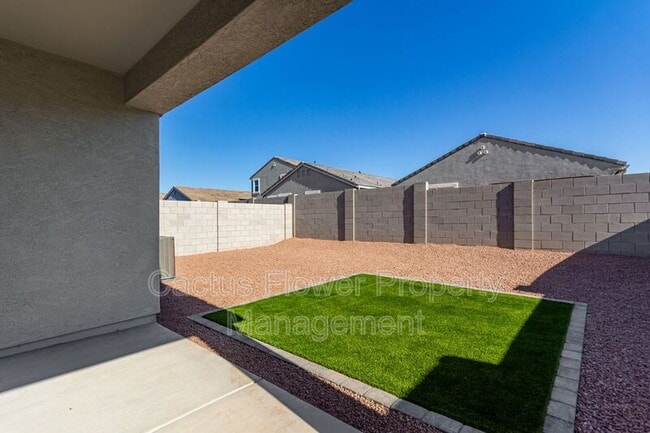 Building Photo - 2037 W Shelly Ave