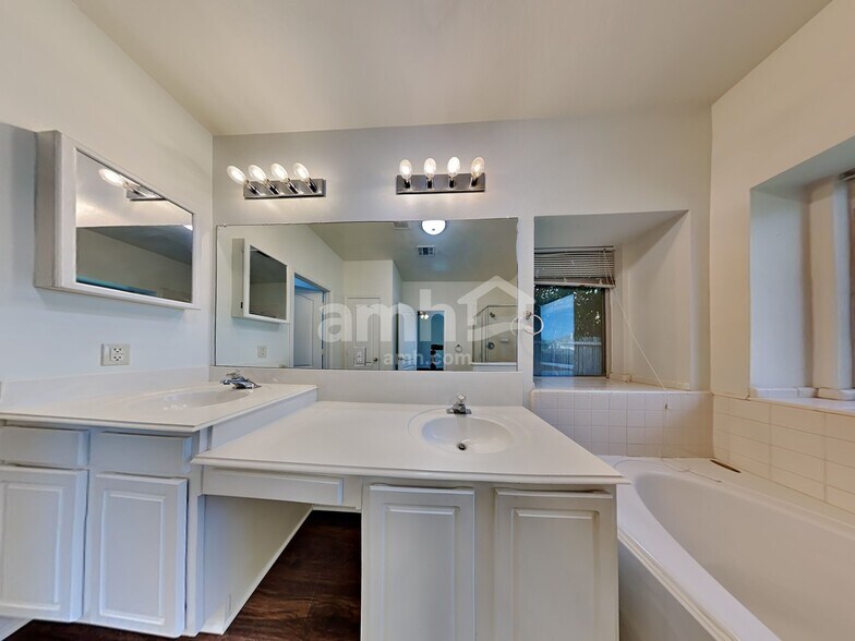 Building Photo - 7017 Chaucer Dr