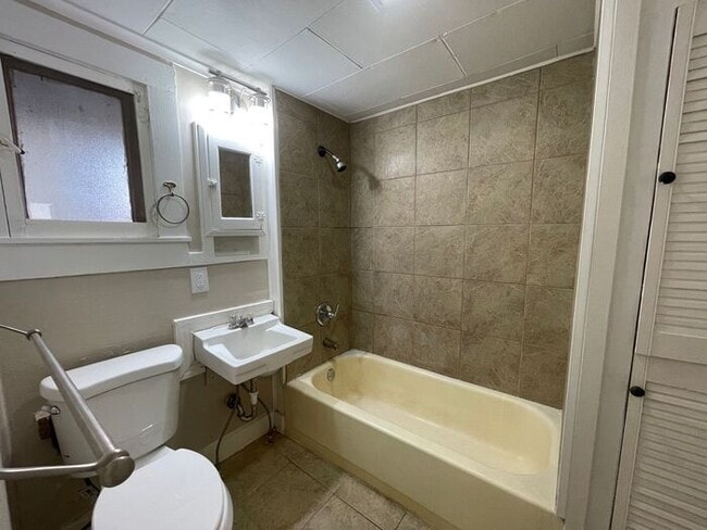Building Photo - Simply the BEST! Adorable 1 Bedroom/1 Bath...