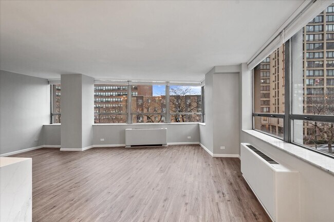 Building Photo - 5701 N Sheridan Rd