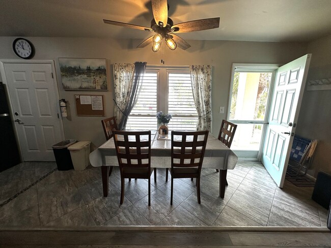 Building Photo - ANNUAL - Beachy 2 bed 1 bath condo near th...