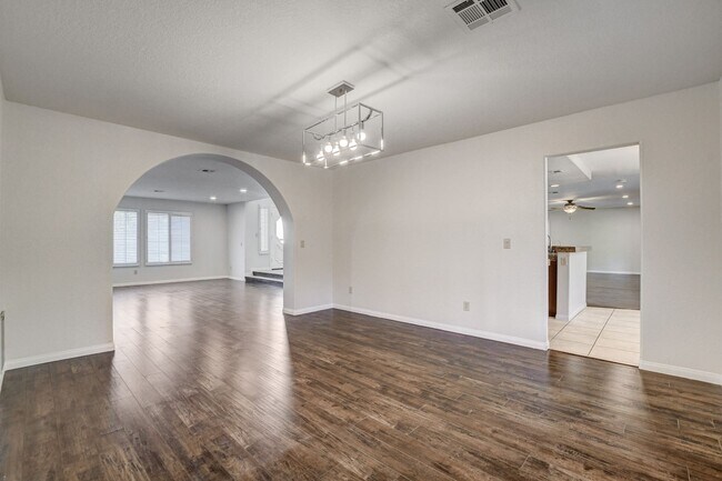 Building Photo - Stunning 5 bedroom home in The Lakes!