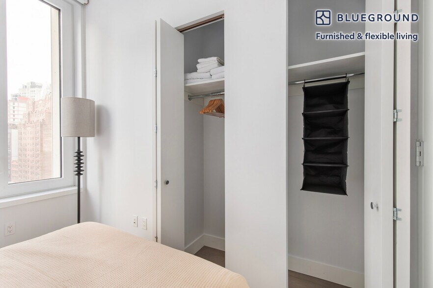 Building Photo - 200 E 23rd St