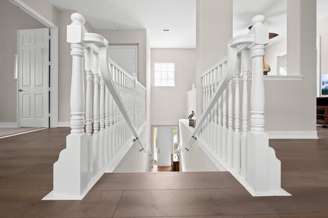 Building Photo - 3 Bed + Flex, 3 Bath 2,686 Sq Ft - Top Floor Coach Home