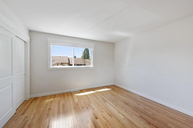 Building Photo - 3 bedroom in Bellevue WA 98007