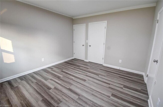 Building Photo - 318 Collinwood Dr