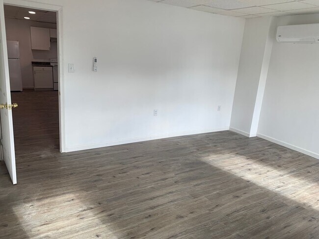 Building Photo - 2nd Floor Modern Renovated 1 Bedroom Parki...